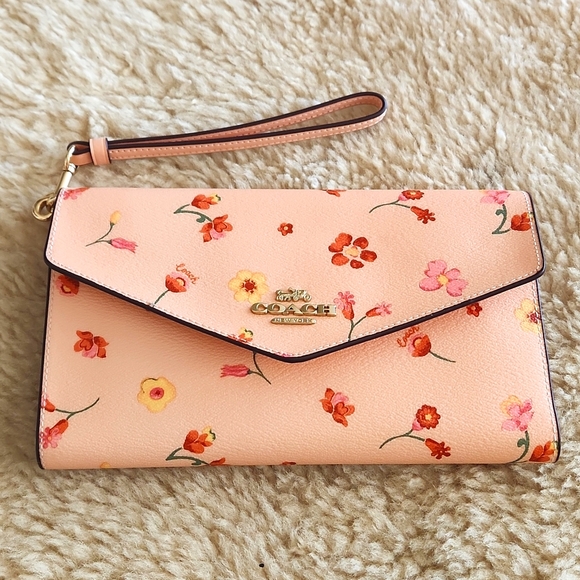 Beautiful NWOT Coach Inner & Outer Zipper Pocket Peach Wristlet Wallet 🍑